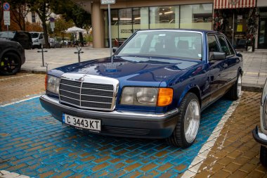 Sofya, Bulgaristan - 15 Eylül 2024: Bulgaristan 'ın başkenti Sofya' daki Autumn Retro Parade 'de eski model otomobil geçidi, Mercedes S 500 SEL