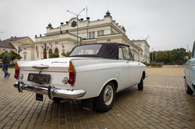 Sofya, Bulgaristan - 15 Eylül 2024: Bulgaristan 'ın başkenti Sofya' daki Autumn Retro Parade 'de eski model otomobil geçidi, Moskvich 408