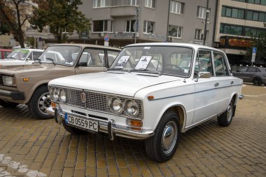 Sofya, Bulgaristan - 15 Eylül 2024: Bulgaristan 'ın başkenti Sofya' daki Autumn Retro Parade 'de eski model otomobil geçidi, Lada VAZ 2103