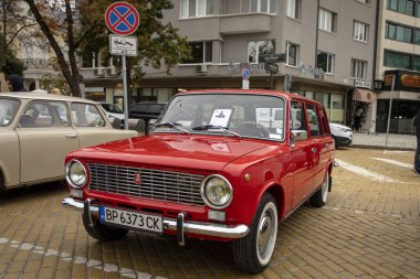 Sofya, Bulgaristan - 15 Eylül 2024: Bulgaristan 'ın başkenti Sofya' daki Autumn Retro Parade 'de eski model otomobil geçidi, Lada VAZ 2101 