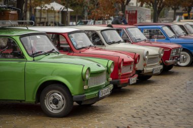 Sofya, Bulgaristan - 15 Eylül 2024: Bulgaristan 'ın başkenti Sofya' daki Autumn Retro Parade 'de eski model otomobil geçidi, Trabant-601-1988