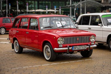 Sofya, Bulgaristan - 15 Eylül 2024: Bulgaristan 'ın başkenti Sofya' daki Autumn Retro Parade 'de eski model otomobil geçidi, Lada VAZ 2101 