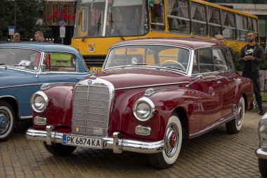 Sofya, Bulgaristan - 15 Eylül 2024: Bulgaristan 'ın başkenti Sofya' daki Autumn Retro Parade 'de eski model otomobil geçidi, 1959 Mercedes-Benz Adenauer