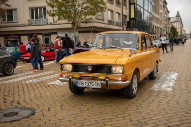 Sofya, Bulgaristan - 15 Eylül 2024: Bulgaristan 'ın başkenti Sofya' daki Autumn Retro Parade 'de eski model otomobil geçidi, MOSKVICH 2140
