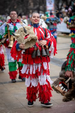 Pernik, Bulgaristan - 24 Ocak 2025 Pernik Bulgaristan 'da düzenlenen 1. Yıldönümü Maskeli Balosu. Maskeli insanlar Kukeri dansı derler ve kötü ruhları korkutmak için bir ayin yaparlar..