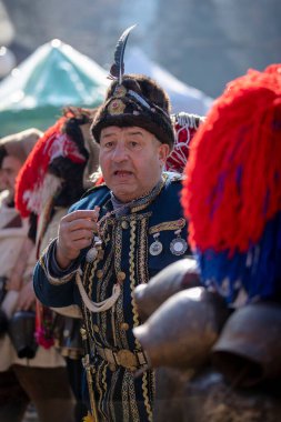 Bulgaristan 'ın Kyustendil kenti - 15 Şubat 2025: Geleneksel Kukeri deri kostümlü erkekler pirinç çan dansları yapıyor ve doğurganlık ve sağlık için bir ayin düzenliyorlar.