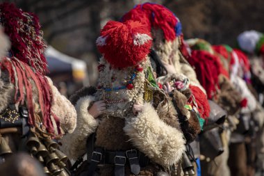 Bulgaristan 'ın Kyustendil kenti - 15 Şubat 2025: Geleneksel Kukeri deri kostümlü erkekler pirinç çan dansları yapıyor ve doğurganlık ve sağlık için bir ayin düzenliyorlar.