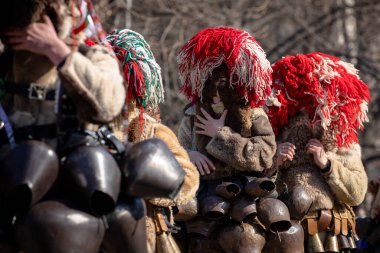 Bulgaristan 'ın Kyustendil kenti - 15 Şubat 2025: Geleneksel Kukeri deri kostümlü erkekler pirinç çan dansları yapıyor ve doğurganlık ve sağlık için bir ayin düzenliyorlar.