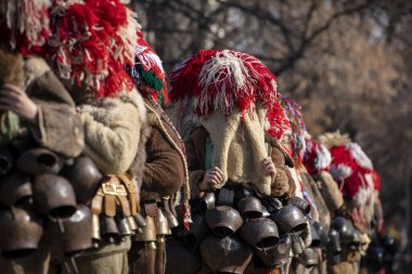 Bulgaristan 'ın Kyustendil kenti - 15 Şubat 2025: Geleneksel Kukeri deri kostümlü erkekler pirinç çan dansları yapıyor ve doğurganlık ve sağlık için bir ayin düzenliyorlar.
