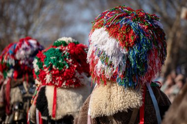 Bulgaristan 'ın Kyustendil kenti - 15 Şubat 2025: Geleneksel Kukeri deri kostümlü erkekler pirinç çan dansları yapıyor ve doğurganlık ve sağlık için bir ayin düzenliyorlar.