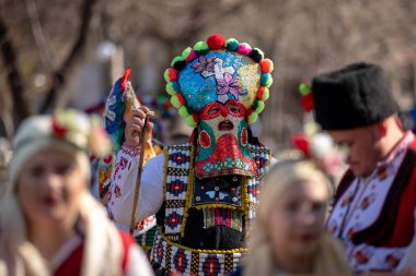 Bulgaristan 'ın Kyustendil kenti - 15 Şubat 2025: Geleneksel Kukeri deri kostümlü erkekler pirinç çan dansları yapıyor ve doğurganlık ve sağlık için bir ayin düzenliyorlar.