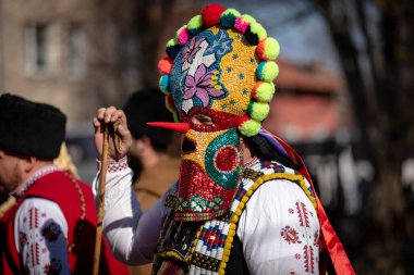 Bulgaristan 'ın Kyustendil kenti - 15 Şubat 2025: Geleneksel Kukeri deri kostümlü erkekler pirinç çan dansları yapıyor ve doğurganlık ve sağlık için bir ayin düzenliyorlar.