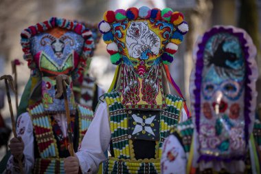 Bulgaristan 'ın Kyustendil kenti - 15 Şubat 2025: Geleneksel Kukeri deri kostümlü erkekler pirinç çan dansları yapıyor ve doğurganlık ve sağlık için bir ayin düzenliyorlar.