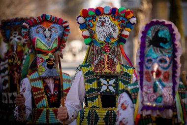 Bulgaristan 'ın Kyustendil kenti - 15 Şubat 2025: Geleneksel Kukeri deri kostümlü erkekler pirinç çan dansları yapıyor ve doğurganlık ve sağlık için bir ayin düzenliyorlar.