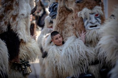Bulgaristan 'ın Kyustendil kenti - 15 Şubat 2025: Geleneksel Kukeri deri kostümlü erkekler pirinç çan dansları yapıyor ve doğurganlık ve sağlık için bir ayin düzenliyorlar.