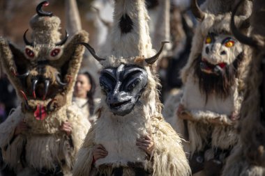 Bulgaristan 'ın Kyustendil kenti - 15 Şubat 2025: Geleneksel Kukeri deri kostümlü erkekler pirinç çan dansları yapıyor ve doğurganlık ve sağlık için bir ayin düzenliyorlar.