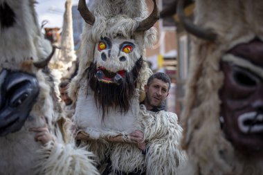 Bulgaristan 'ın Kyustendil kenti - 15 Şubat 2025: Geleneksel Kukeri deri kostümlü erkekler pirinç çan dansları yapıyor ve doğurganlık ve sağlık için bir ayin düzenliyorlar.