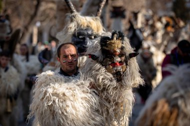 Bulgaristan 'ın Kyustendil kenti - 15 Şubat 2025: Geleneksel Kukeri deri kostümlü erkekler pirinç çan dansları yapıyor ve doğurganlık ve sağlık için bir ayin düzenliyorlar.