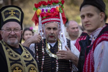 Bulgaristan 'ın Kyustendil kenti - 15 Şubat 2025: Geleneksel Kukeri deri kostümlü erkekler pirinç çan dansları yapıyor ve doğurganlık ve sağlık için bir ayin düzenliyorlar.