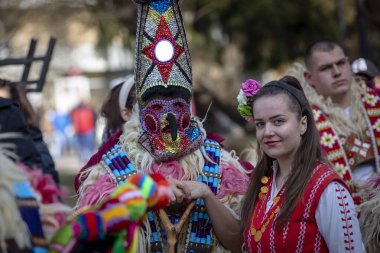 Bulgaristan 'ın Kyustendil kenti - 15 Şubat 2025: Geleneksel Kukeri deri kostümlü erkekler pirinç çan dansları yapıyor ve doğurganlık ve sağlık için bir ayin düzenliyorlar.