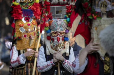 Bulgaristan 'ın Kyustendil kenti - 15 Şubat 2025: Geleneksel Kukeri deri kostümlü erkekler pirinç çan dansları yapıyor ve doğurganlık ve sağlık için bir ayin düzenliyorlar.