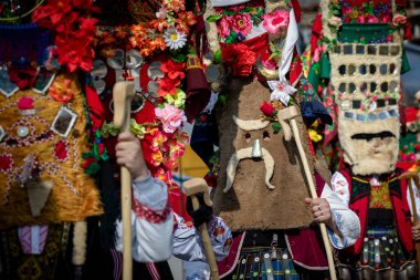 Bulgaristan 'ın Kyustendil kenti - 15 Şubat 2025: Geleneksel Kukeri deri kostümlü erkekler pirinç çan dansları yapıyor ve doğurganlık ve sağlık için bir ayin düzenliyorlar.