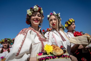 Lazarkata geleneksel bir Bulgar bayramıdır. Bulgaristan 'ın Koinare kenti - 13 Nisan 2025: Lazarus Günü geleneksel bir Bulgar bayramıdır. Geçen yıl kadın olan kızlara lazarki denir. Bakireler saçlarını renkli ve zengin bir şekilde süsler ve giderler.