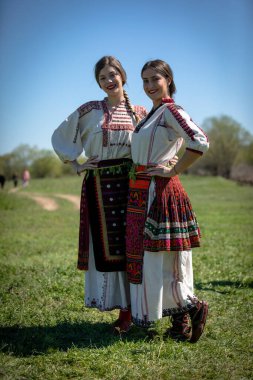 Lazarkata geleneksel bir Bulgar bayramıdır. Bulgaristan 'ın Koinare kenti - 13 Nisan 2025: Lazarus Günü geleneksel bir Bulgar bayramıdır. Geçen yıl kadın olan kızlara lazarki denir. Bakireler saçlarını renkli ve zengin bir şekilde süsler ve giderler.