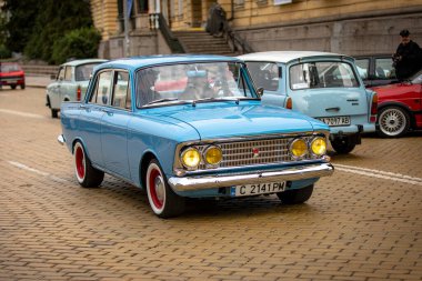 Sofya, Bulgaristan - 31 Mayıs 2025: Bulgaristan 'ın başkenti Sofya' daki Spring Retro Parade 'de eski retro otomobillerin geçit töreni, Moskvitch 408