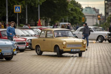 Sofya, Bulgaristan - 31 Mayıs 2025: Bulgaristan 'ın başkenti Sofya' daki Spring Retro Parade 'de eski retro otomobillerin geçit töreni, Trabant 601