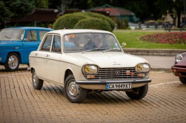 Sofya, Bulgaristan - 31 Mayıs 2025: Bulgaristan 'ın başkenti Sofya' daki Spring Retro Parade 'de eski retro otomobillerin geçit töreni, 204 Peugeot 1965