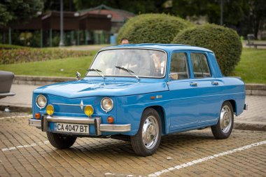 Sofya, Bulgaristan - 31 Mayıs 2025: Bulgaristan 'ın başkenti Sofya' daki Spring Retro Parade 'de eski otomobillerin geçit töreni, Renault R8 Gordini 1966