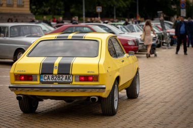 Sofya, Bulgaristan - 31 Mayıs 2025: Bulgaristan 'ın başkenti Sofya' daki Spring Retro Parade 'de eski arabaların geçit töreni, 1978 Ford Capri