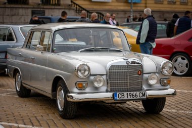 Sofya, Bulgaristan - 31 Mayıs 2025: Bulgaristan 'ın başkenti Sofya' daki Spring Retro Parade 'de eski otomobillerin geçit töreni, Mercedes-Benz 200D 1968