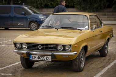 Sofya, Bulgaristan - 31 Mayıs 2025: Bulgaristan 'ın başkenti Sofya' daki Spring Retro Parade 'de eski retro otomobillerin geçit töreni, 1973 Opel Manta 1.9 S