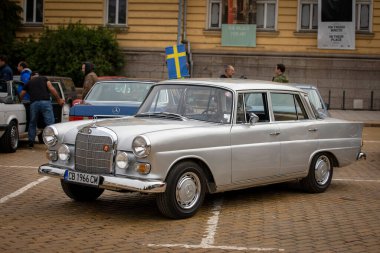 Sofya, Bulgaristan - 31 Mayıs 2025: Bulgaristan 'ın başkenti Sofya' daki Spring Retro Parade 'de eski otomobillerin geçit töreni, Mercedes-Benz 200D 1968