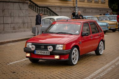Sofya, Bulgaristan - 31 Mayıs 2025: Bulgaristan 'ın başkenti Sofya' daki Spring Retro Parade 'de eski otomobillerin geçit töreni, retro otomobil Opel Corsa A 1.3 S