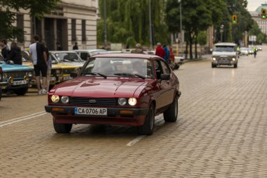 Sofya, Bulgaristan - 31 Mayıs 2025: Bulgaristan 'ın başkenti Sofya' daki Spring Retro Parade 'de eski otomobillerin geçit töreni, eski Ford Capri MK3