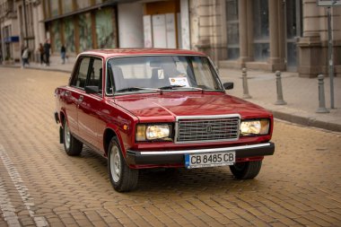 Sofya, Bulgaristan - 31 Mayıs 2025: Bulgaristan 'ın başkenti Sofya' daki Spring Retro Parade 'de eski retro arabaların geçit töreni, retro otomobil VAZ 2107