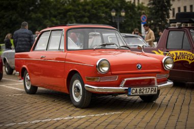 Sofya, Bulgaristan - 31 Mayıs 2025: Bulgaristan 'ın başkenti Sofya' daki Spring Retro Parade 'de eski otomobillerin geçit töreni, retro otomobil BMW 700 Luxus, 1964