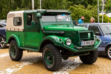 Sofya, Bulgaristan - 31 Mayıs 2025: Bulgaristan 'ın başkenti Sofya' daki Spring Retro Parade 'de eski retro otomobillerin geçit töreni, GAZ 69