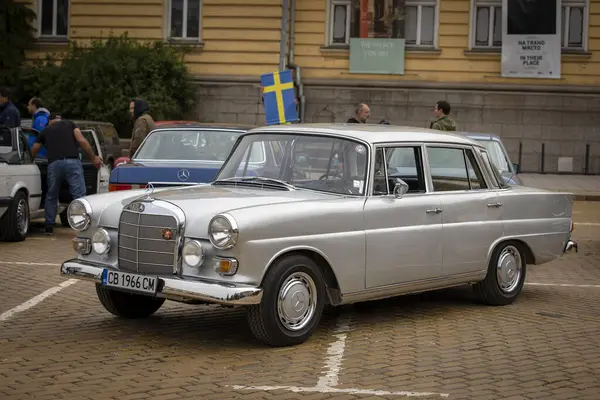 Sofya, Bulgaristan - 31 Mayıs 2025: Bulgaristan 'ın başkenti Sofya' daki Spring Retro Parade 'de eski otomobillerin geçit töreni, Mercedes-Benz 200D 1968