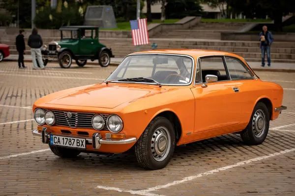 Sofya, Bulgaristan - 31 Mayıs 2025: Bulgaristan 'ın başkenti Sofya' daki Spring Retro Parade 'de eski otomobillerin geçit töreni, eski otomobil Alfa Romeo 2000 GTV