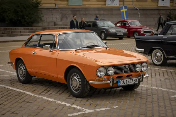 Sofya, Bulgaristan - 31 Mayıs 2025: Bulgaristan 'ın başkenti Sofya' daki Spring Retro Parade 'de eski otomobillerin geçit töreni, eski otomobil Alfa Romeo 2000 GTV