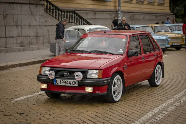 Sofya, Bulgaristan - 31 Mayıs 2025: Bulgaristan 'ın başkenti Sofya' daki Spring Retro Parade 'de eski otomobillerin geçit töreni, retro otomobil Opel Corsa A 1.3 S