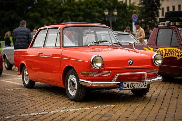 Sofya, Bulgaristan - 31 Mayıs 2025: Bulgaristan 'ın başkenti Sofya' daki Spring Retro Parade 'de eski otomobillerin geçit töreni, retro otomobil BMW 700 Luxus, 1964