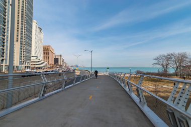 Chicago, IL, ABD - Mart 2019 Lakefront Serenity: Michigan Gölü 'nün yanındaki Chicago Kuleleri