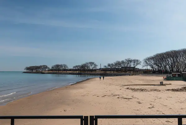 Chicago, IL, ABD - Mart 2019: Tranquil Waters: Addams 'daki Michigan Lake Shore Anıt Parkı