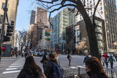 Chicago, IL, ABD - Mart 2019: N Michigan Caddesi ile E Ontario Caddesi 'nin kesiştiği nokta, Chicago