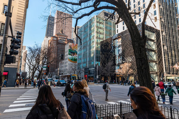Чикаго, штат Иллинойс, США - март 2019 года: бурлящий перекресток N Michigan Avenue и E Ontario Street, Чикаго
